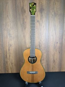 'Oli L2-BCA Solid Cedar/Acacia Baritone Gloss Ukulele w/hard case (Green Binding)
