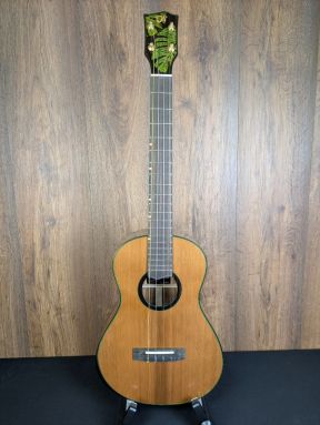 'Oli L2-BCA Solid Cedar/Acacia Baritone Gloss Ukulele w/hard case (Green Binding)