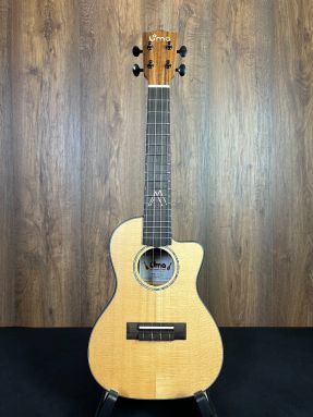 Uma UK-16SC Solid Spruce Top Concert Ukulele w/Gigbag